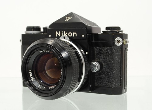 Nikon nera con mirino - f,