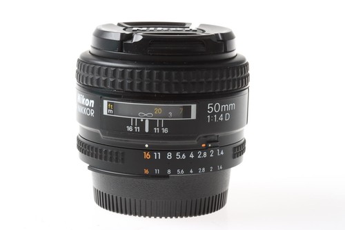 Nikon 1 4 - f/1,4,
